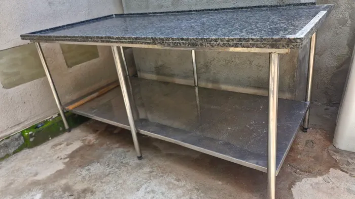 Vendo mesa inox com pedra de marmore