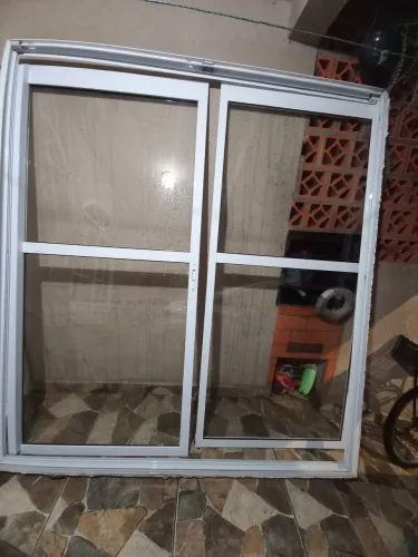 Porta de vidro grande com estrutura em alumínio branco