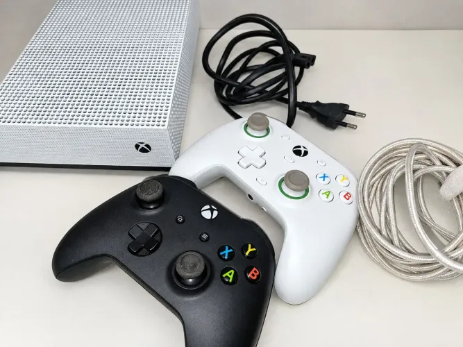 XBOX ONE S ALL-DIGITAL EDITION + 2 CONTROLES
