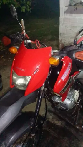 Vendo moto, ipva pago e documento na mão.
