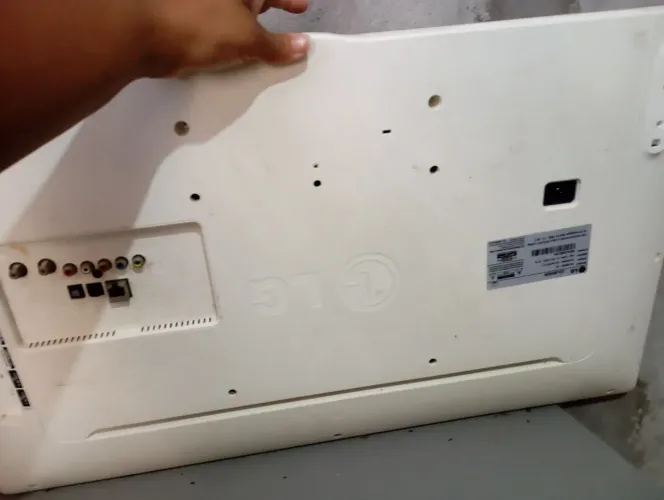 Smart tv 32" usada, precisa trocar a tela ou usar para retirada de peças a tv liga