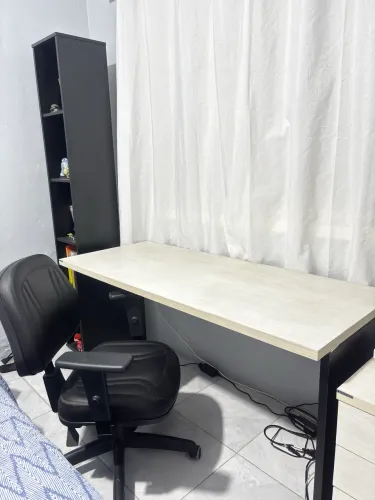 Mesa e cadeira de escritório em ótimo estado!