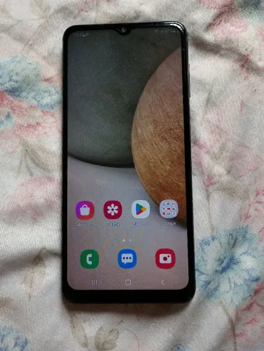 Vendo celular bem conservado com carregador e cabo original 