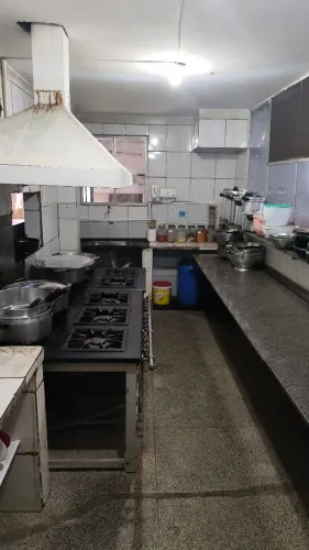 Passa  o  ponto com restaurante e pousada,  negocia metade em dinheiro , e veículo.