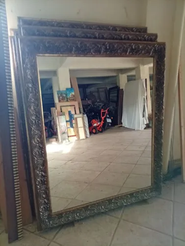 Espelho com moldura envelhecida