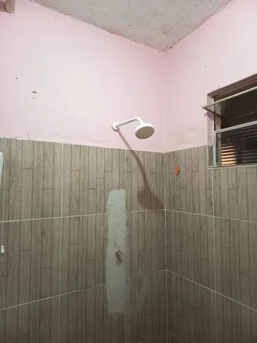 Casa bem dividida, suite e outro quarto enorme