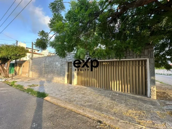 CASA RESIDENCIAL COM 300 m² | 2 SUÍTES | ÁREA GOURMET | 6 VAGAS | PRÓXIMO À ARENA CASTELÃO