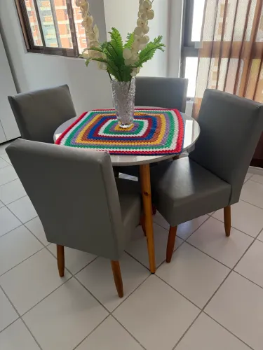 Vende-se mesa madeira com vidro, 4 cadeiras , courino cinza,pés de palito nova