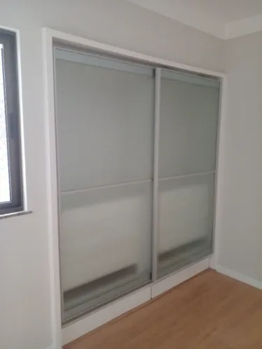 Guarda roupa embutido planejado em MDF conservado