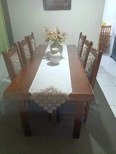 Mesa de madeira com 6 cadeiras 