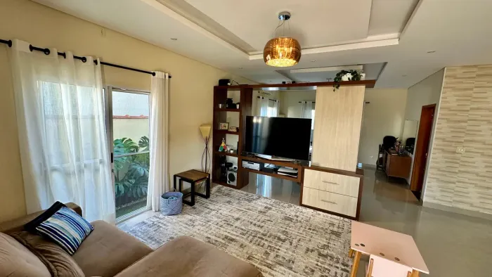 Casa para venda e locação no Condomínio Reserva dos Lagos em Pindamonhangaba/SP.