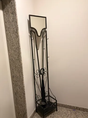 Cabideiro de chão em ferro com espelho e porta-guarda-chuvas