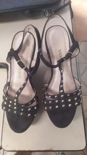 sandalia preta com prateado