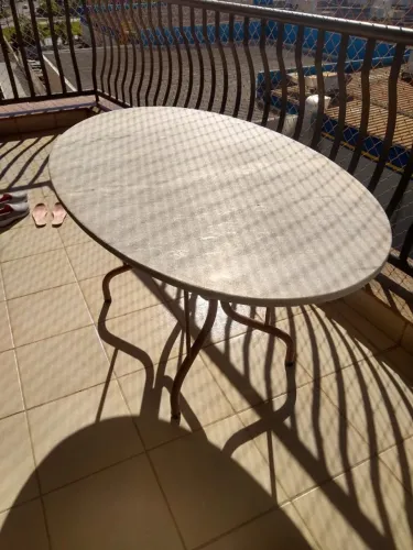 Mesa de mármore com cinco cadeiras