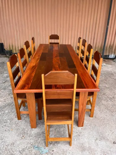 Mesa com 10 cadeiras 