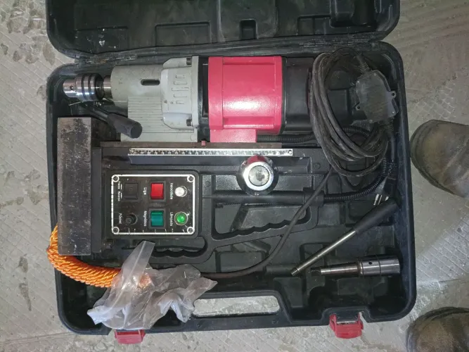 vendo Base magnética semi nova