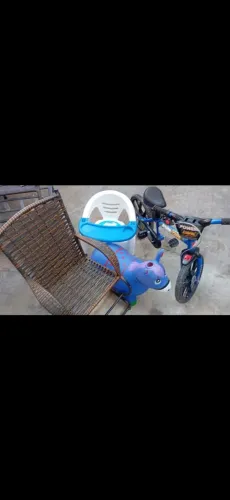 Bicicleta cadeira de balanço cadeira de alimentação e o cavalinho infantil,