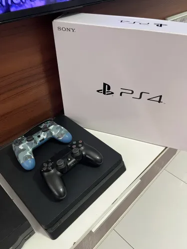 PlayStation 4 SLIM 1TB + 2 controles (EXCELENTE OPORTUNIDADE)
