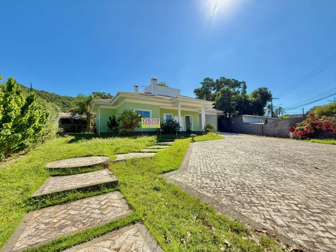 Imóvel para venda possui 421 metros quadrados com 3 quartos em Ponta de Baixo - São José -