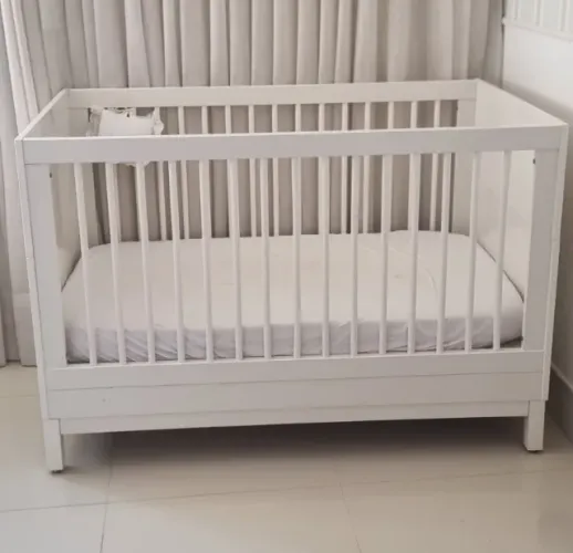 KIT COMPLETO: Berço Americano 2 em 1 Cozy (Branco Fosco) + Colchão e Enxoval