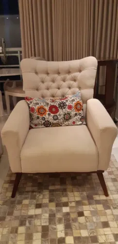 Poltrona luxo de linho capitône linho de R$3.890.por 1.799.00
