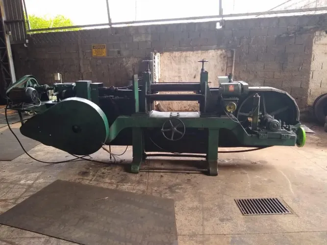 Máquina para produzir mantas de borracha para recauchutagem de pneus, usada