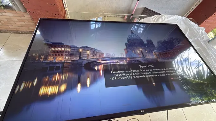 TV LG 65" 4k Tela com listras.