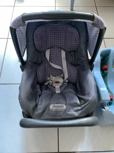 Bebê conforto com duas bases para carro