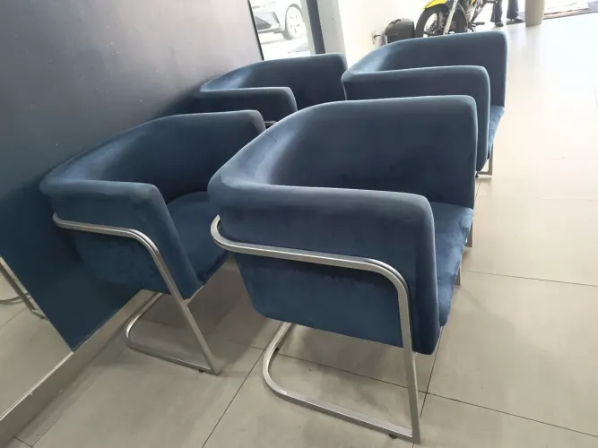 4 cadeiras poltronas pés cromados suéde azul marinho