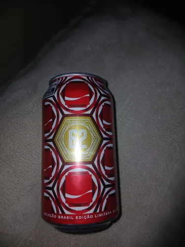 De coca coleção Brasil edição limitada de 6 no mundo tocando número 2 sem o líquido 
