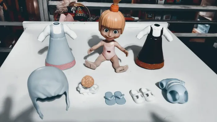Boneca Marsha troca de roupa