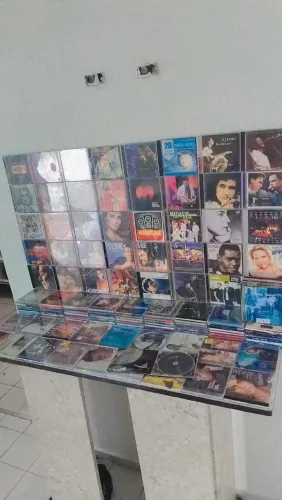 Vendo acervo completo com 150 unidas de CDs vinil todos originais *97