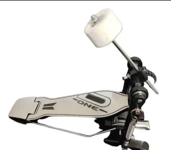 Pedal de bumbo d-one simple semi novo.