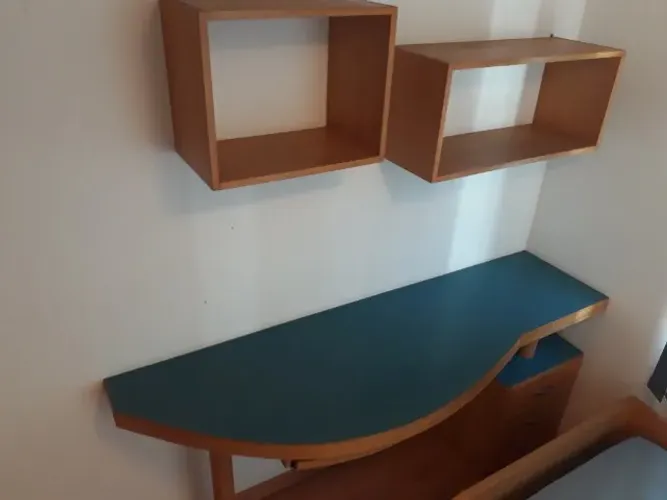 Balcão escrivaninha com 3 gavetas e porta teclado + 2 nichos de madeira
