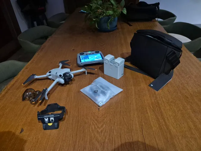 Drone DJI Mini 4 Pro Combo Fly More Plus 