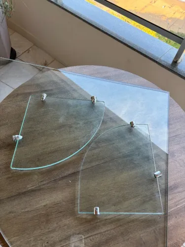 cantoneira vidro 0,24m X 0,29m, com garras, duas unidades por R$50,00