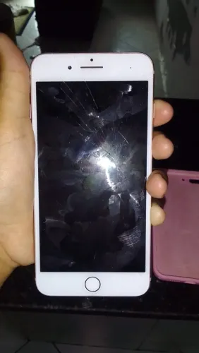 iPhone 8 Plus com trinco no fundo e na tela