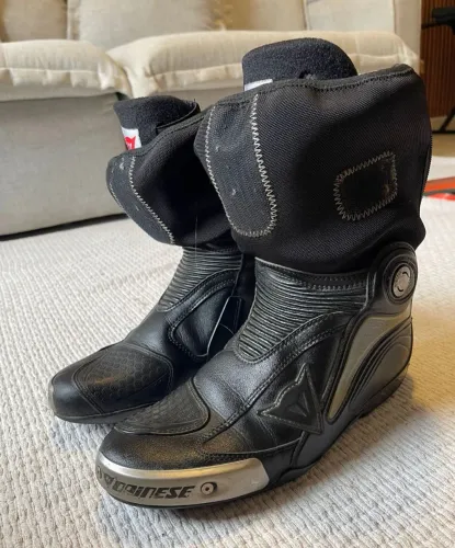 Bota Dainese para motociclista 