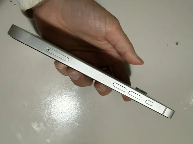 Vende-se iPhone 16e