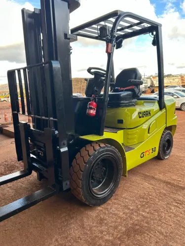 Empilhadeira CLARK GTA30D - 3ton Diesel