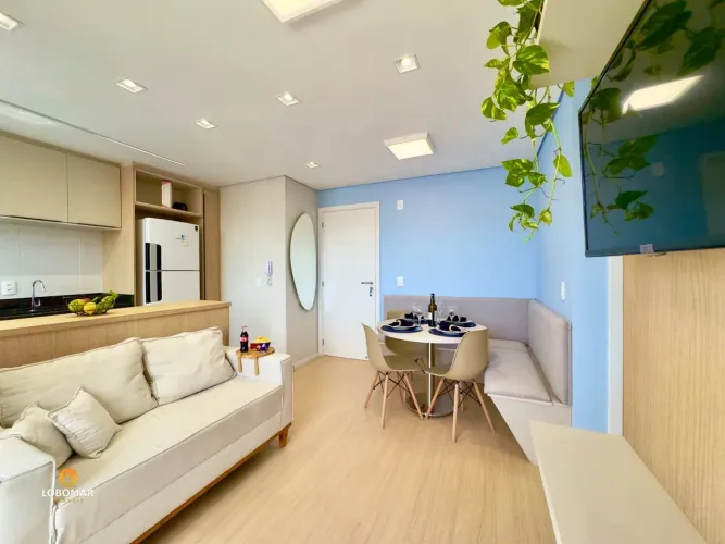 Apartamento mobiliado com 2 dormitórios, à 650m do mar, em valor promocional - I