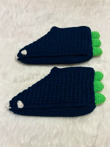 PRONTA ENTREGA Pantufa Dinossauro em Crochê Lã Azul Marinho Sapato Meia