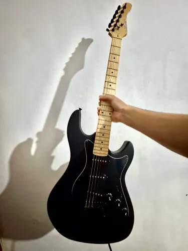 Guitarra Strinberg preta
