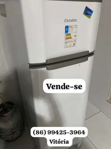 Geladeira Esmaltec semi nova 