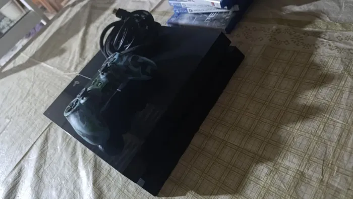Vendo um Ps4 semi-novo , com 1 controle 3 jogos versão 14.00