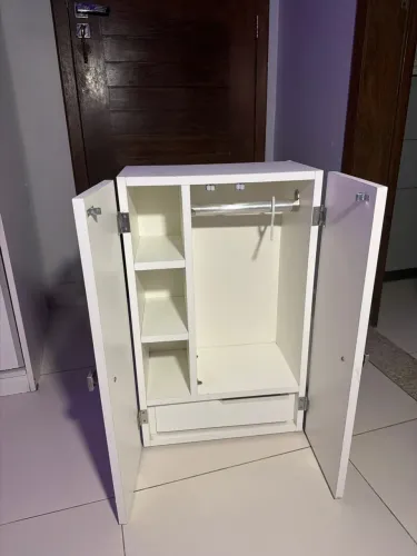 Guarda roupa pequeno para brinquedos, roupas e acessórios 