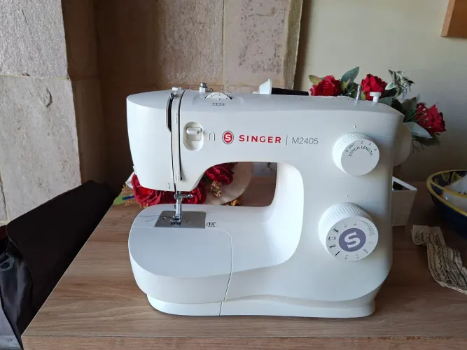 Máquina de Costura M2405 Singer
