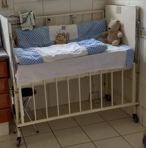Berço hospitalar desmontado