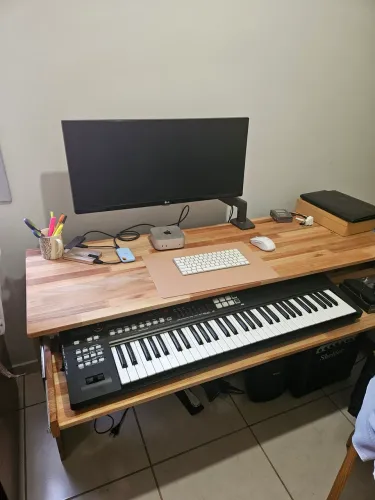 Mesa de escritorio de madeira com gaveta