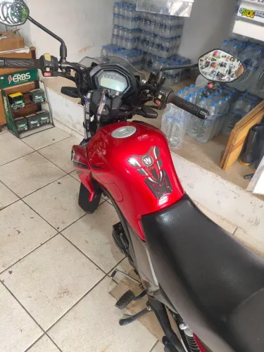 Vendo moto muito nova apenas 6200 km moto é zera